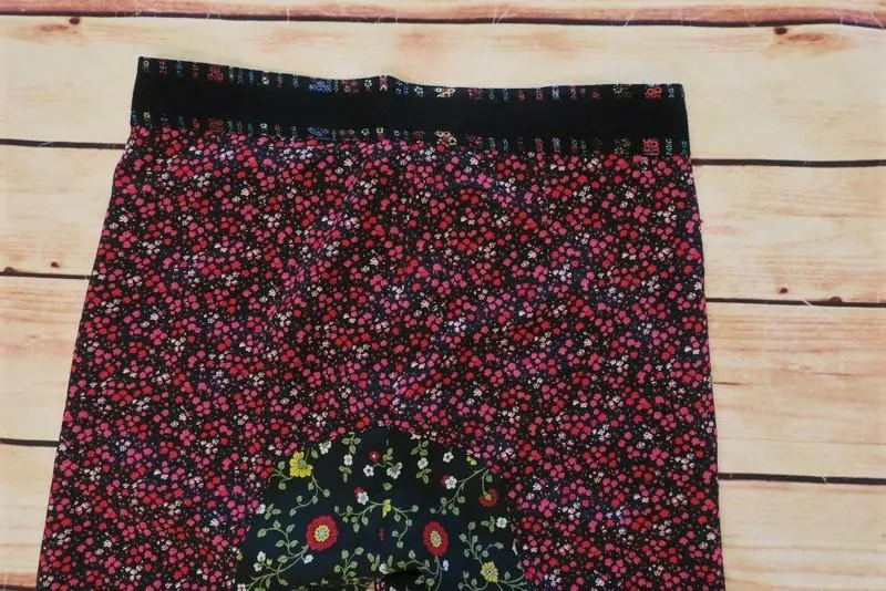 No. 21 Pants Black/Multi Floral Patchwork Print Silk Size 36 Cropped Trousers
