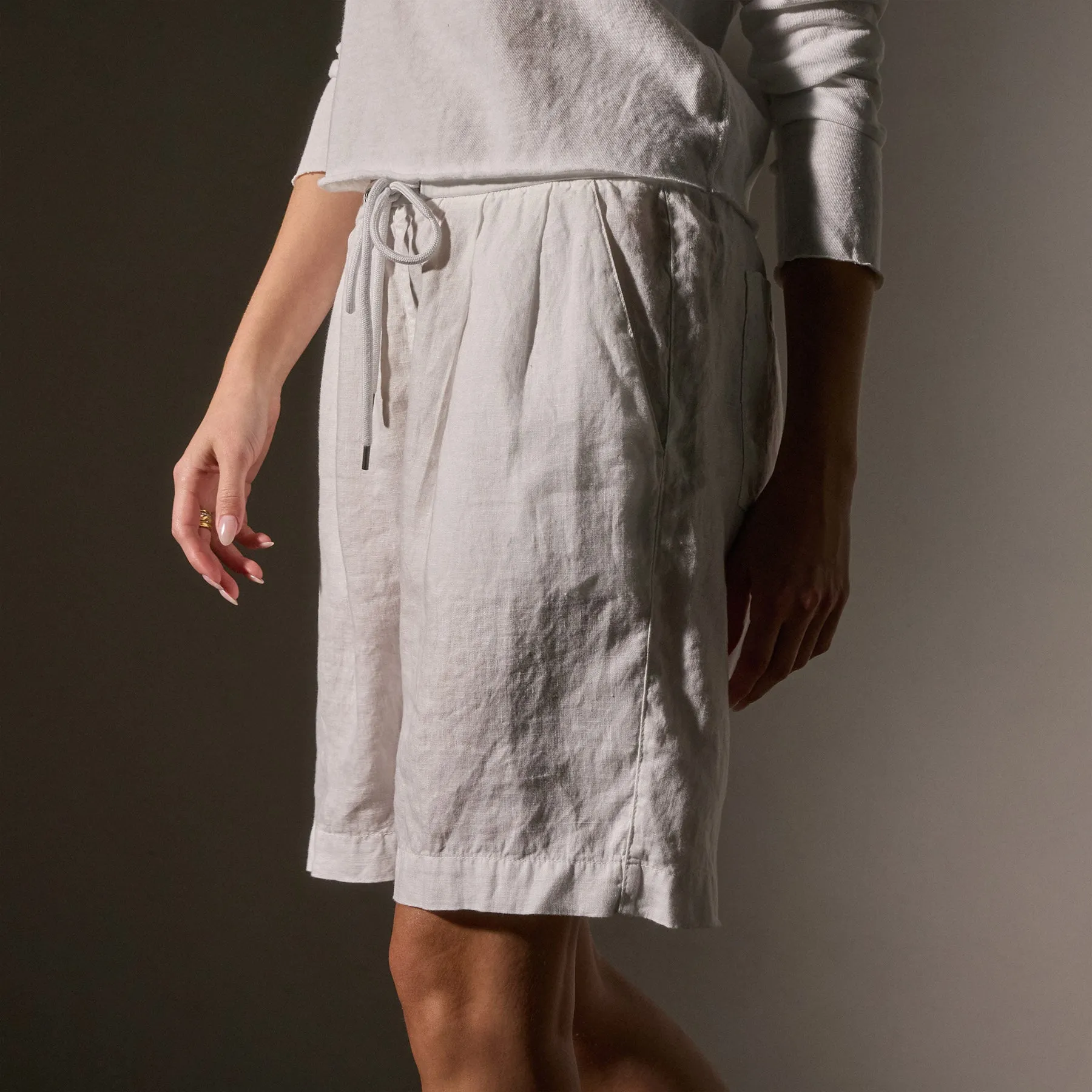 Pleated Linen Bermuda Short - White